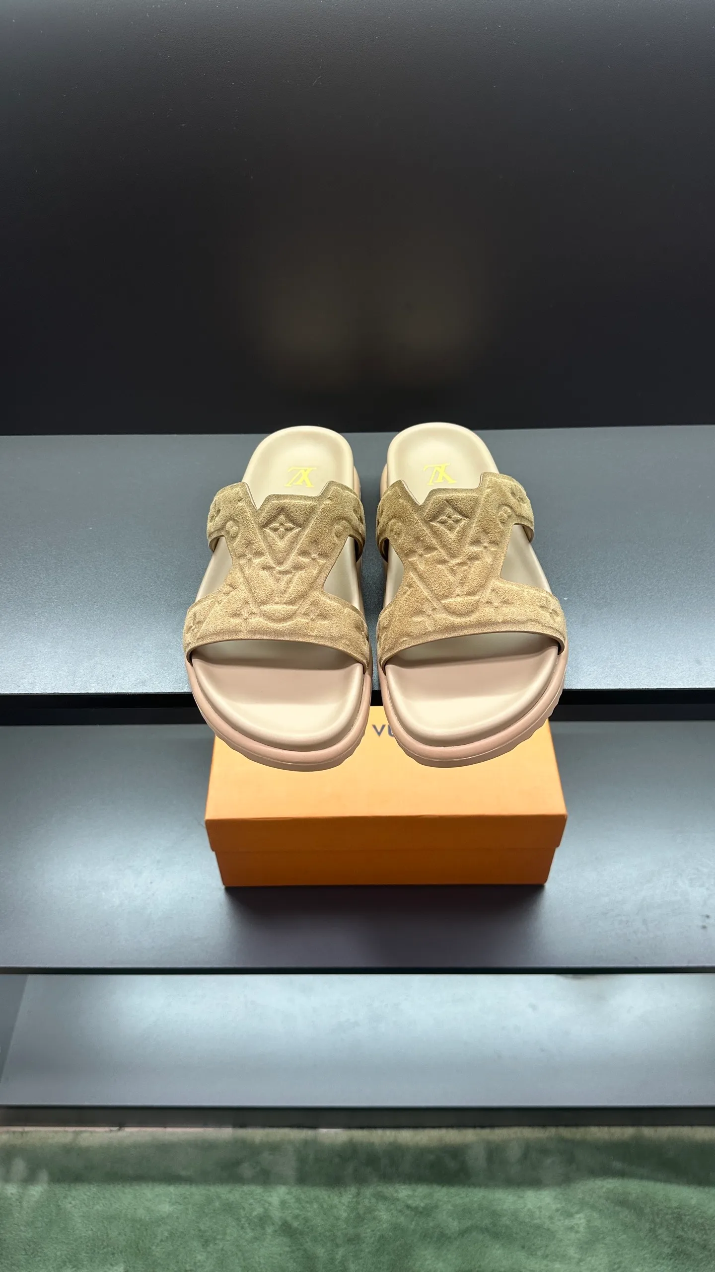 P300 🔍Top purchasing agent LV men's spring and summer slippers counter synchronized. The upper is made of cowhide fabric imported from Italy, with logo graphics and high-quality craftsmanship. The sole is: the original sole provided by the original factory. The exclusive molded sole is super comfortable. The original factory follows the order. 🔍🔍High quality. You can enter and exit the counter at will. Welcome to compare. Size 38-45